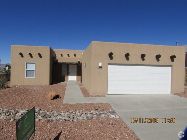 Building Photo - BEAUTIFUL HOME, LOCATED OFF OF ROADRUNNER!!