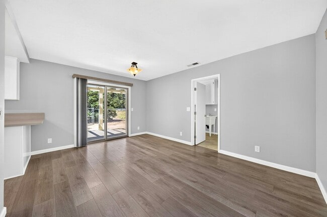 Photo - 28147 Queensbridge Rd