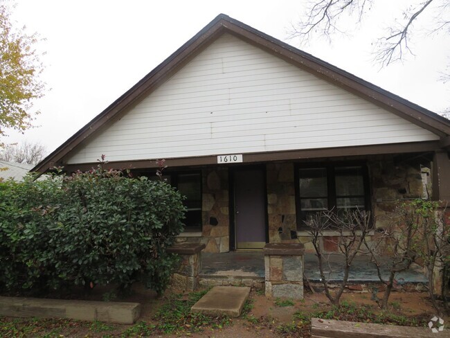 Building Photo - 1610 SW D Ave Unit MAIN HOUSE