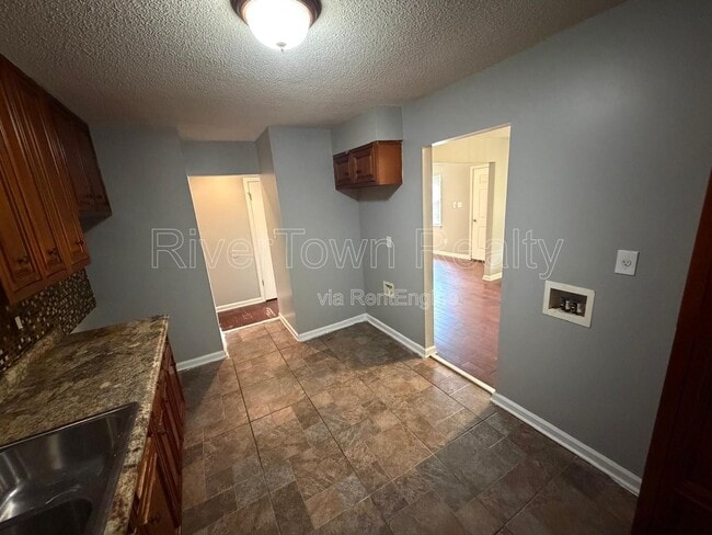 Photo - 1375 Adelaide St