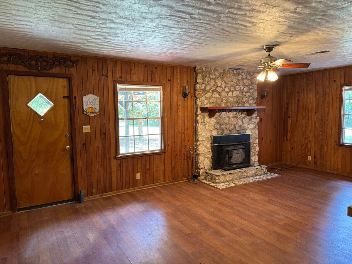 Photo - 4 Bedroom 2 Bath House on almost 2 acres o...