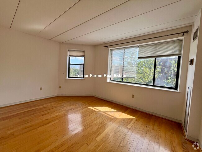 Building Photo - 1933 Commonwealth Ave Unit 1 Rental