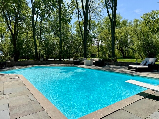 285 W Westminster Ave