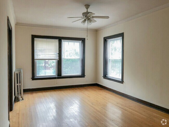 Building Photo - 2010 W Foster Ave Unit 2A Rental