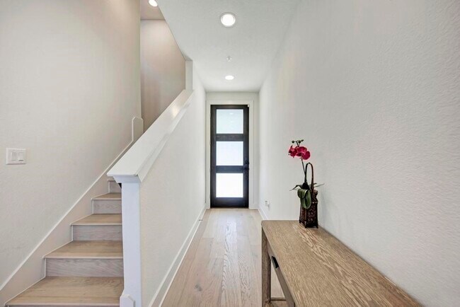 Photo - 2050 Lohmans Spur Rd Unidad 1802