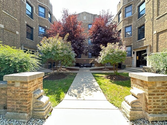 Building Photo - 629 W Cornelia Rental