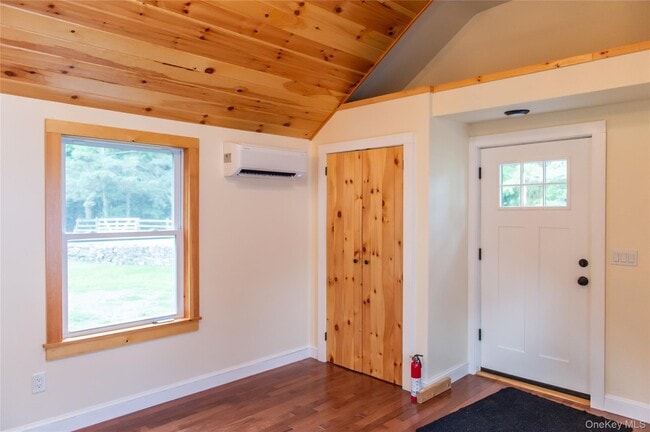 Photo - 449 N Quaker Ln