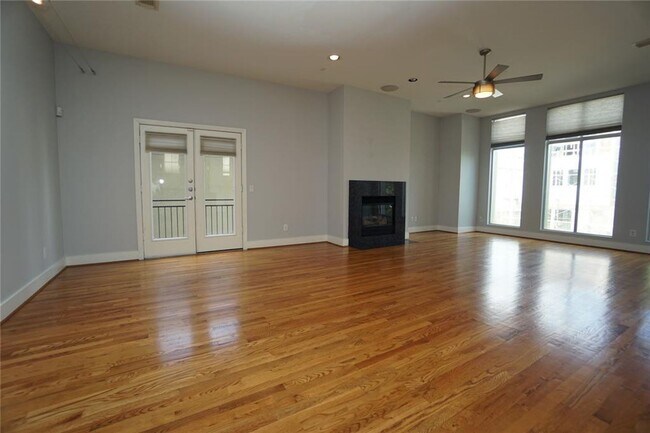 Photo - Stunning Townhouse In A Great Location Nea...