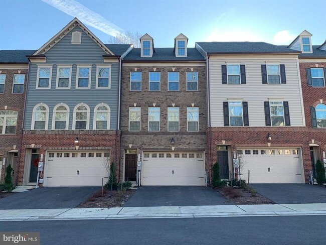 Gorgeous 4bd 3.5bth townhouse in Parkside. - Gorgeous 4bd 3.5bth townhouse in Parkside.