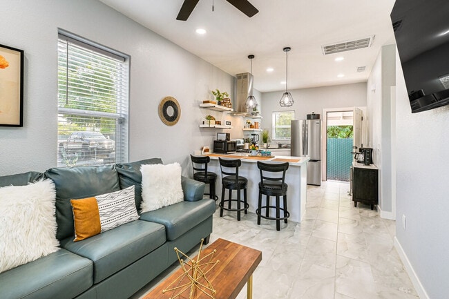 Photo - 226 E 10th St Unit ID1307165P