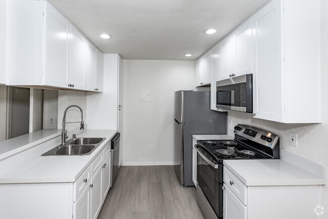 2BR, 2BA - 1,040SF - Kitchen