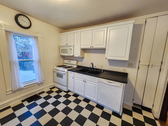 Building Photo - 829 Humboldt St Unit #2