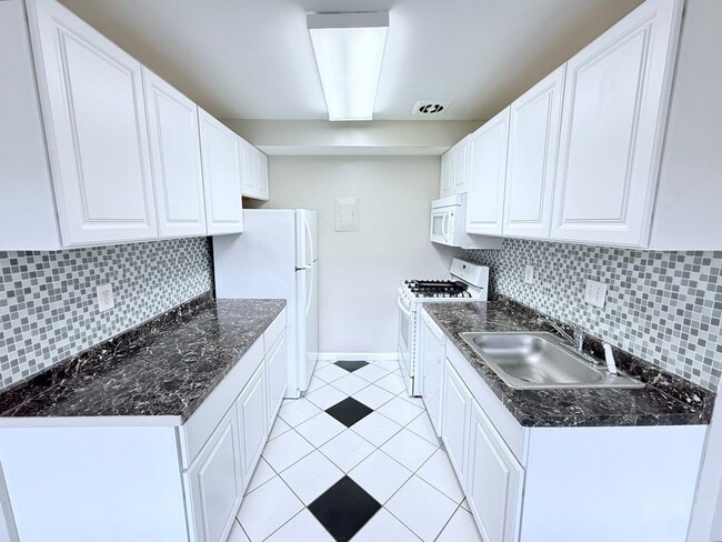 Building Photo - 2 Bedroom Condo near New Carrollton MARC t... Unit T-1