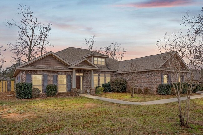 Building Photo - SPACIOUS AND CONVENIENT COMMUTE!