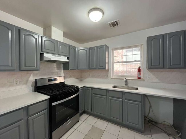 Building Photo - 15 Bergen Ave Unit 2