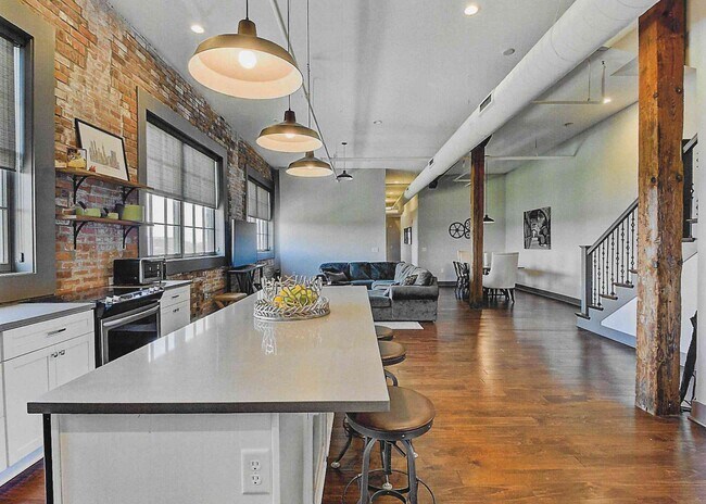 Photo - 740 E North St