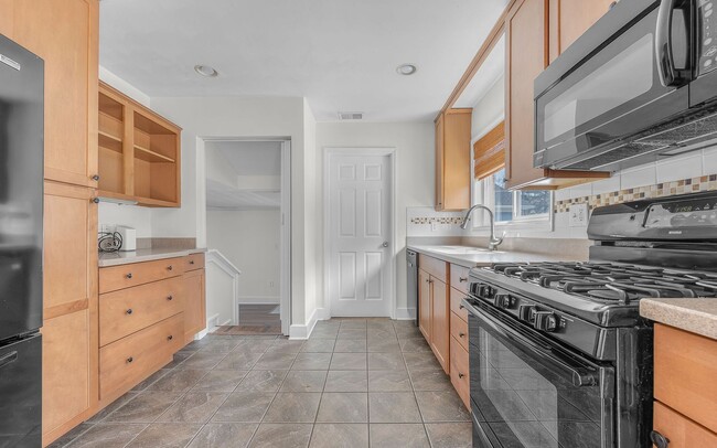 Photo - For Rent. 4 Bedrooms