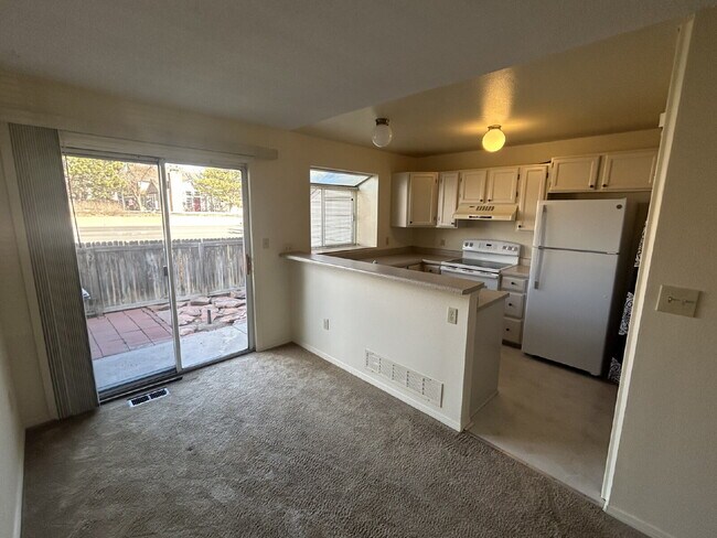 Photo - "Charming 2-Bed Condo Retreat with 2.5 Baths in Littleton - 1000 Sq Ft of Comfort!"

Available Now! Unidad B