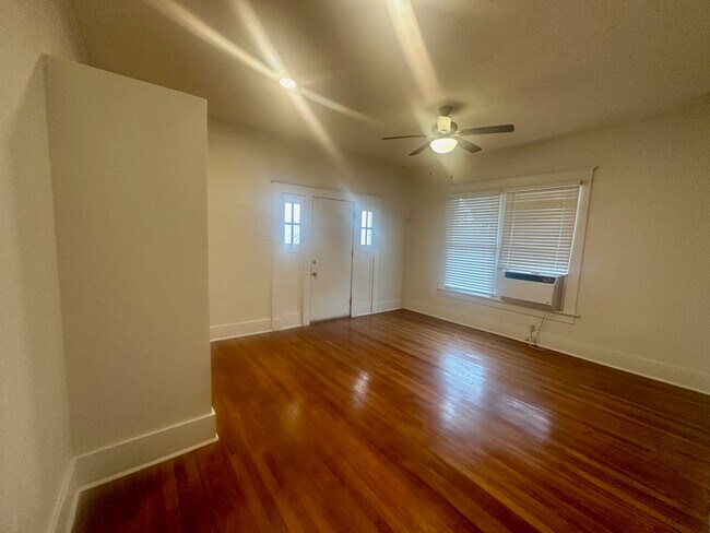 Photo - 670 Goodman St