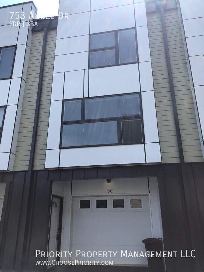 Photo - 758 Angle Dr