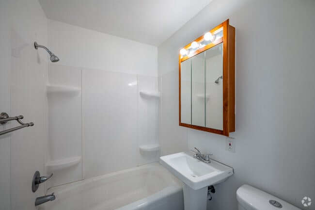2BR, 1BA - 870SF - Bathroom