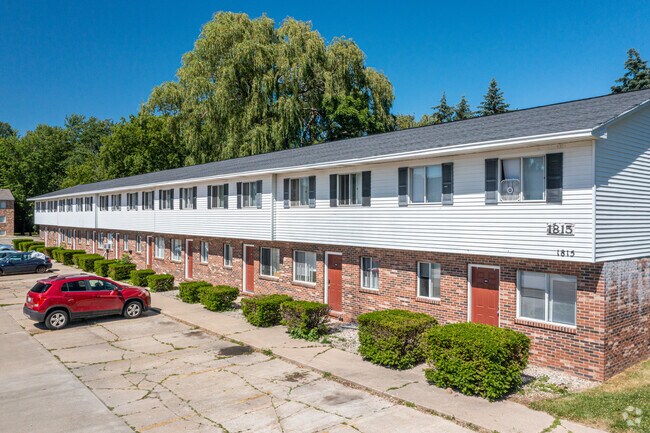 Michigan Edgewood Apartments at 1815 Edgewood Drive