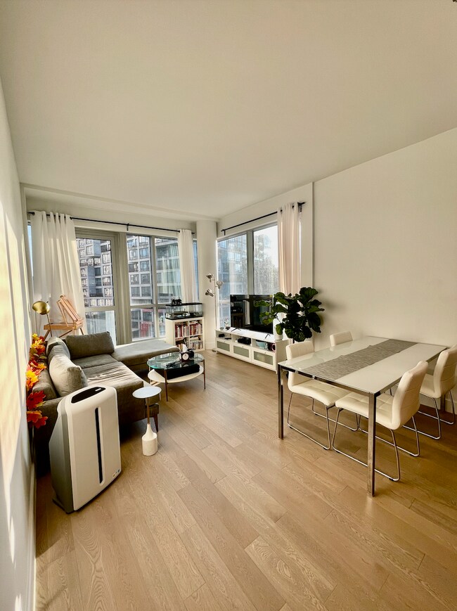 Share Living Room - 2141 46th Ave Unidad NA