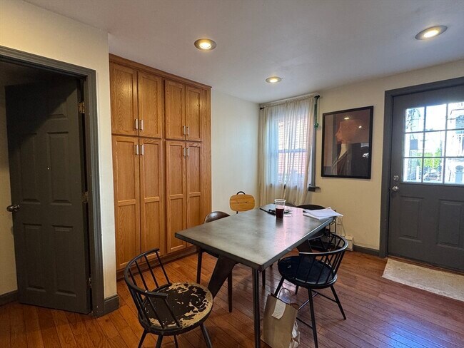 Photo - 286 Bowen St