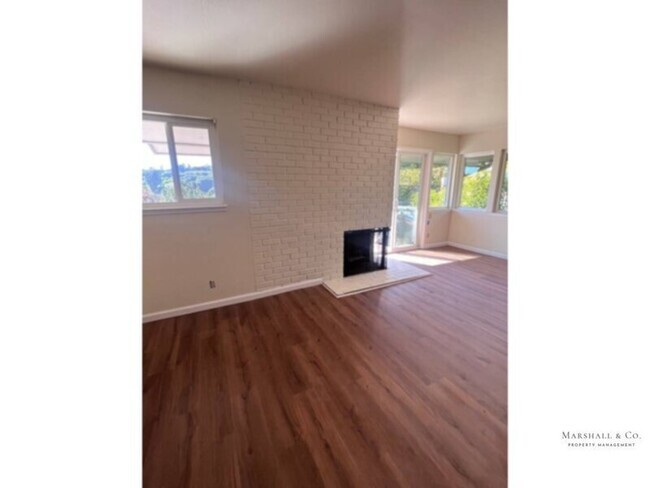 Building Photo - TOP FLOOR 2 Bed 2 Bath WITH DECK AND WATER... Rental