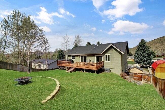 Photo - Spacious Home on Elevated Lot in Bellevue'...