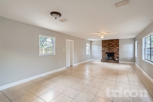 Photo - 322 Notre Dame Dr House