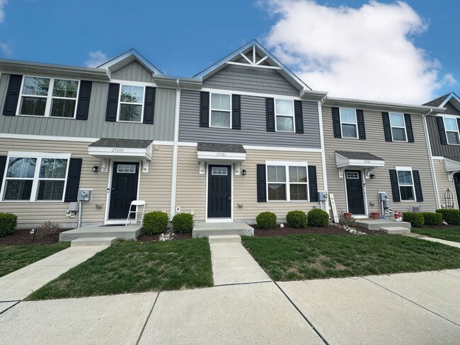 Easy living in this immaculate town home. ... - Easy living in this immaculate town home. ...