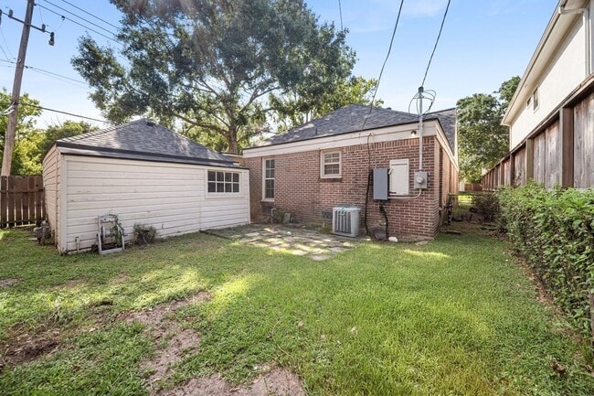 Building Photo - 4002 Amherst St