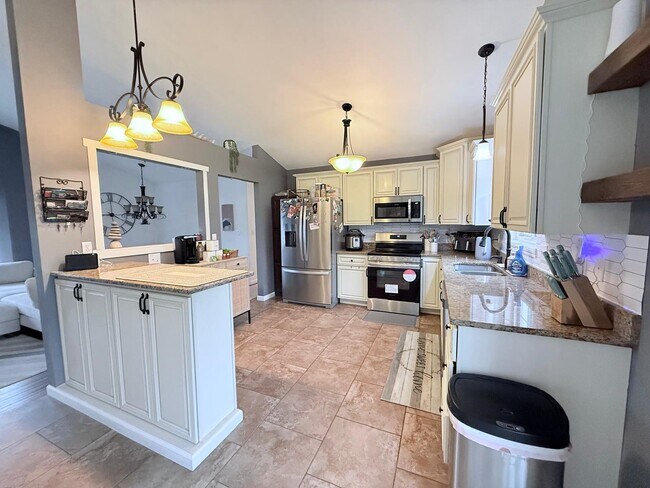 Photo - 806 Hawks Cir Dr