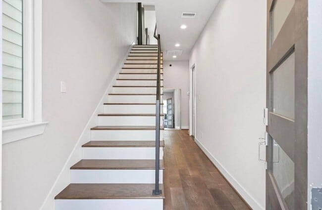 Photo - 823 Mansfield St