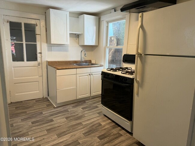 405 1/2 Brinley Ave