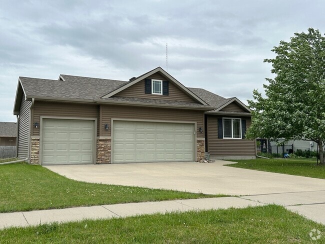 Building Photo - 2901 SE Stonegate Dr Rental