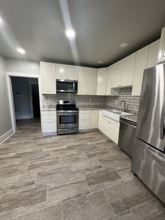 Building Photo - 4 bedroom 3 bath Springfield home with Off street parking