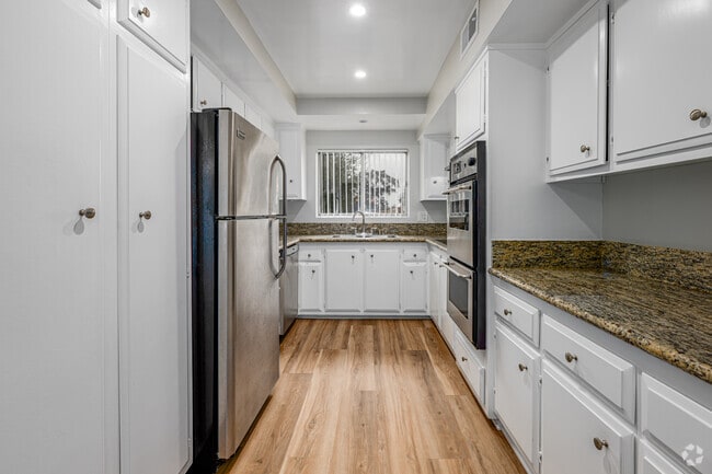 3 habitaciones, 2 baños - 1682 pies cuadrados - Cocina - 420 Fairview Ave