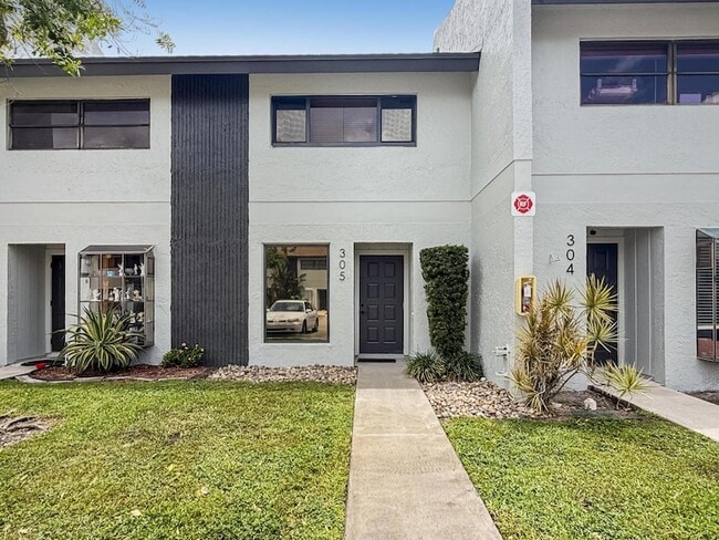 Building Photo - 2700 S Oakland Forest Dr Unit 305