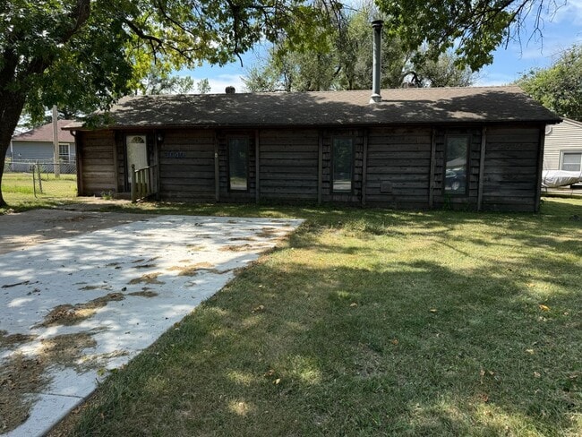 Building Photo - 3 bedroom 1 bath near 37th & Topeka Rental