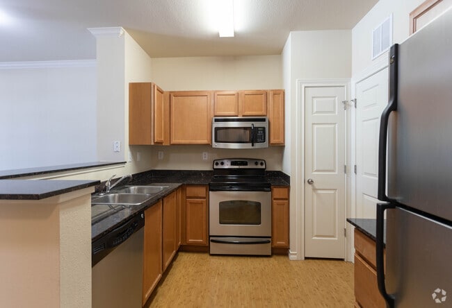 1BR, 1BA - 886 SF