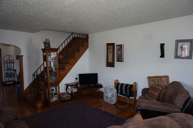 Sala de estar de la parte inferior y escalera que lleva a la tercera habitación privada - Warsaw