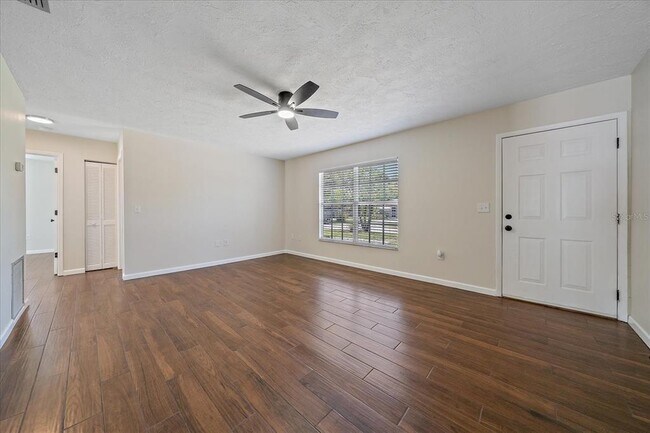 Photo - 2953 Oak St