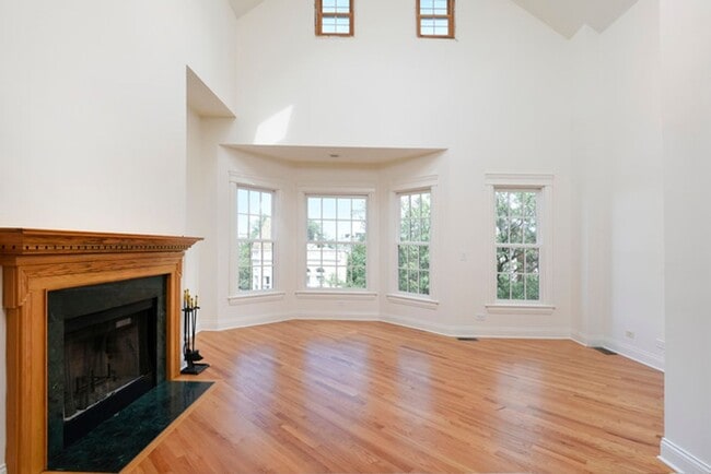 Photo - 4 Bedroom, 3 Bathroom Impressive Lincoln Park Duplex Unit 1657-3W