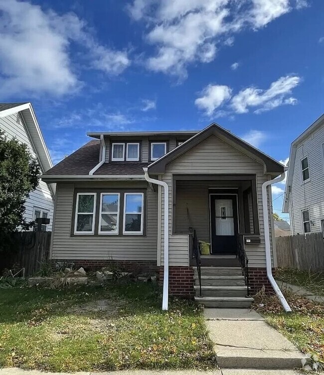 Building Photo - Renovated Duplex — 2 & 3 Bedroom Units in ... Rental