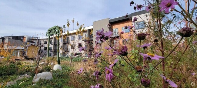 Building Photo - 2 Bedroom Condo in Prime Denver Location Unit 311