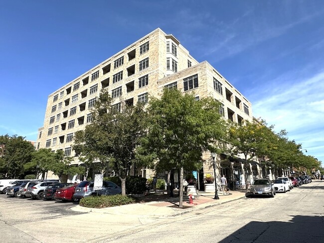 Building Photo - 10 S Dunton Ave Unit 204