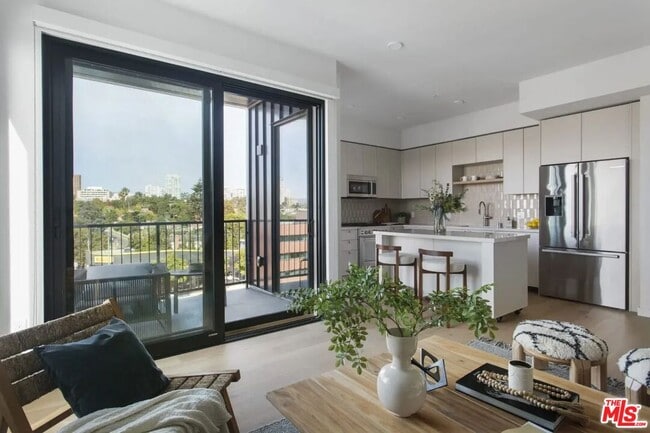 Building Photo - 10310 Santa Monica Blvd Unit 522