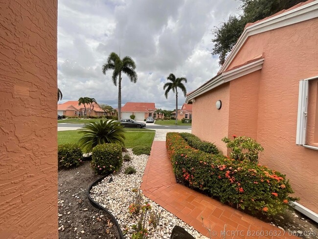 5574 Royal Lake Cir